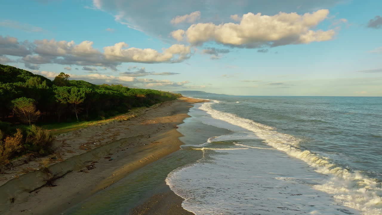 las olas del océano chocan contra la costa arenosa de una isla tropical