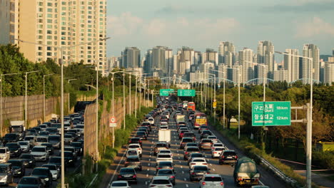 Commuters-Stuck-in-Slow-Moving-Traffic-After-Work-During-Rush-Hour-in-Seoul,-South-Korea