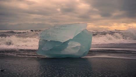 Zeitlupenaufnahmen-Von-Blauen-Eisbergen-Am-Diamond-Beach-In-Island