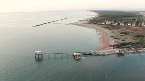 Luftaufnahme-Von-Fischerhütten-Mit-Typisch-Italienischer-Fischermaschine,-Genannt-&quot;trabucco&quot;,-Lido-Di-Dante,-Fiumi-Uniti-Ravenna-In-Der-Nähe-Von-Comacchio-tal