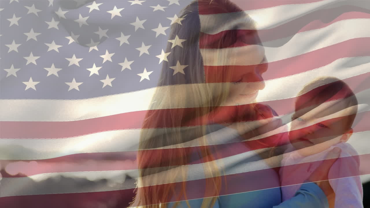 madre y hijo caucásicos con nosotros ondeando una bandera en primer plano