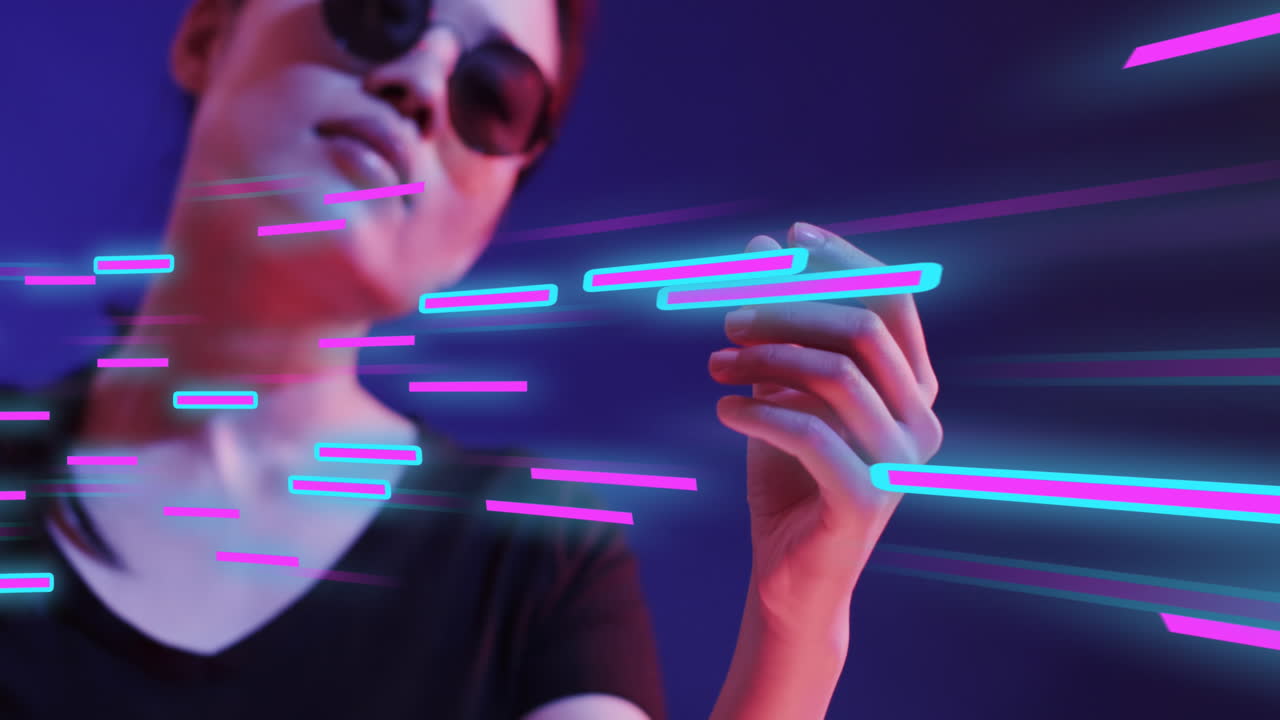 animación de rastros de luz brillante de la transferencia de datos sobre una mujer asiática usando auriculares vr