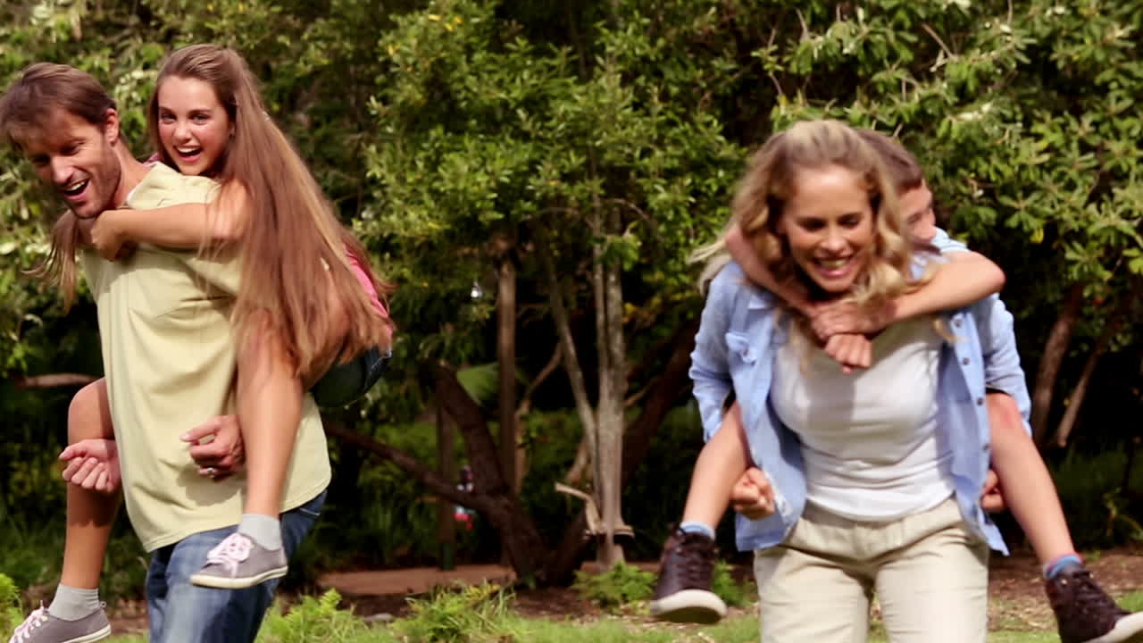 부모 는 자녀 들 에게 돼지 등 을 타고 다니는 것