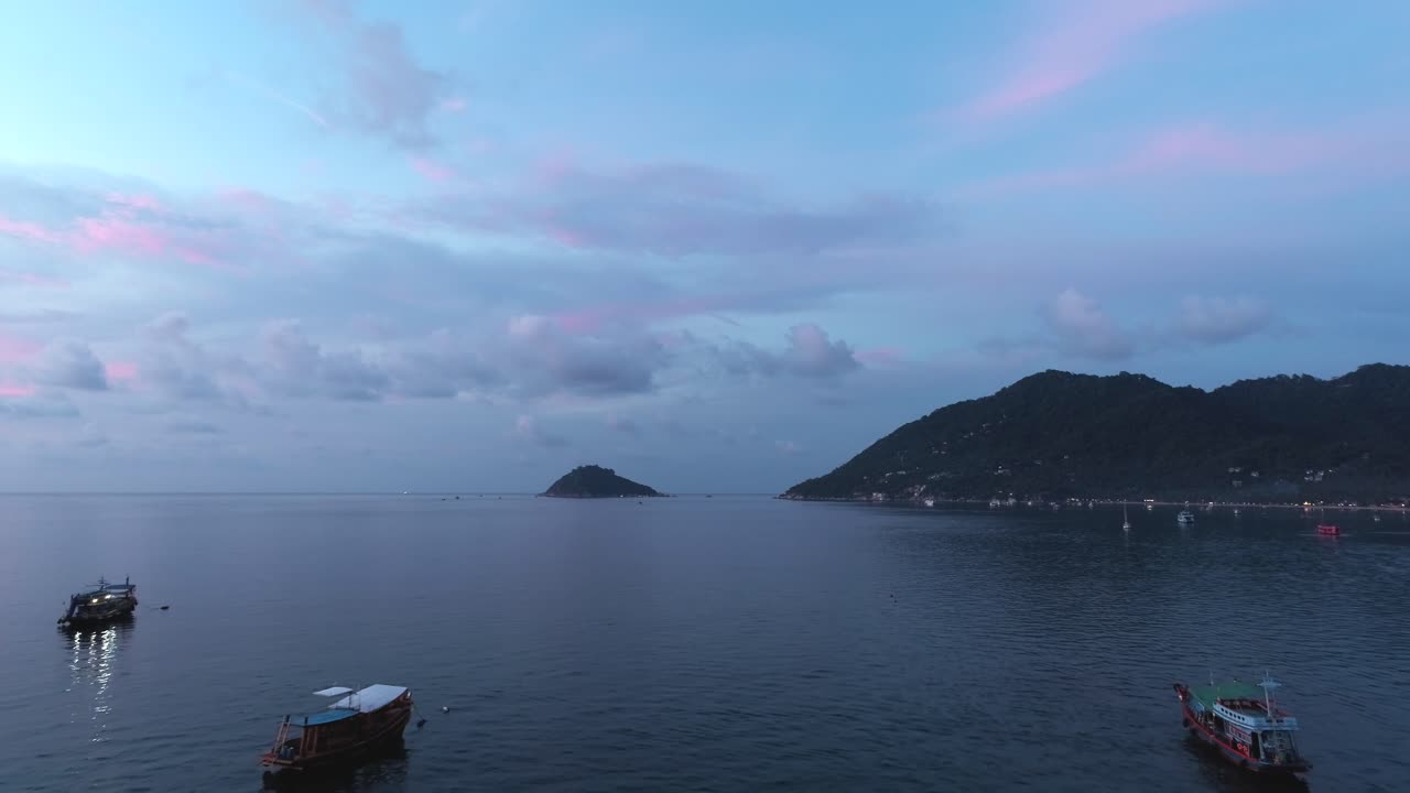 해가 지면 선박이 빛납니다.