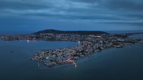 sète iluminado desde arriba: canales, mariscos y la ciudad natal de paul valéry.