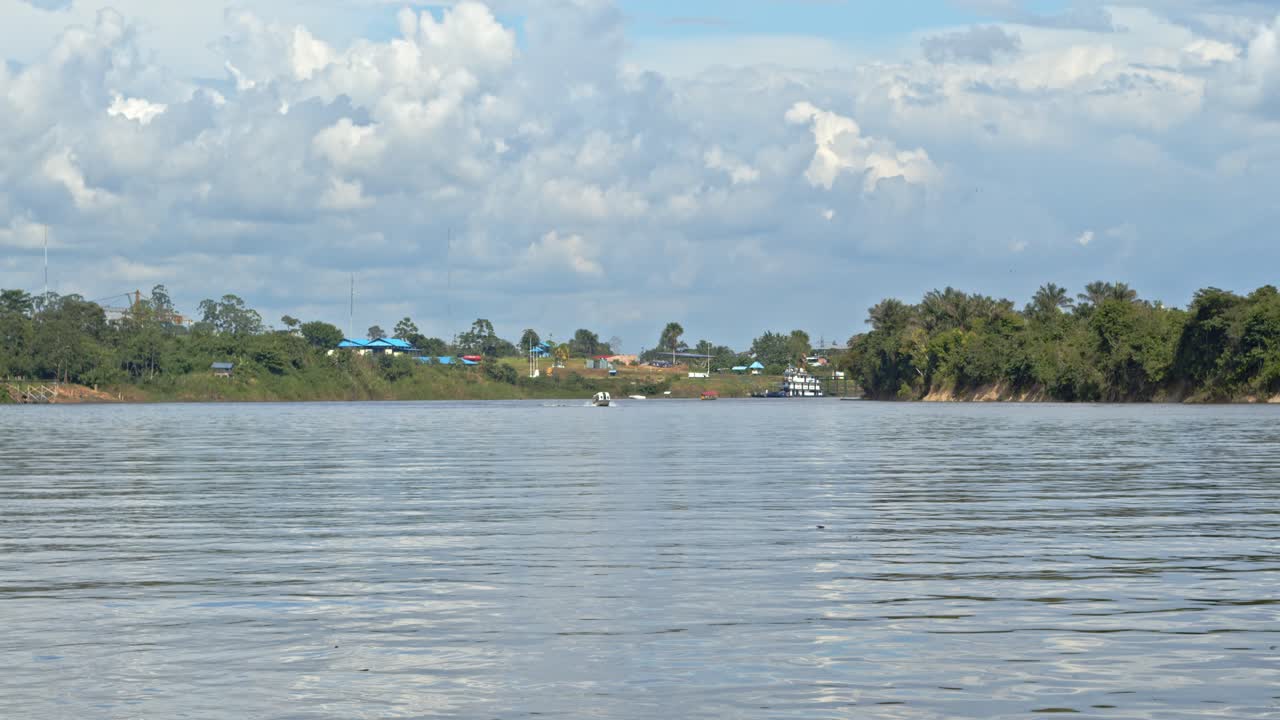 페루 iquitos 근처의 아마존 강 - timelapse 4k