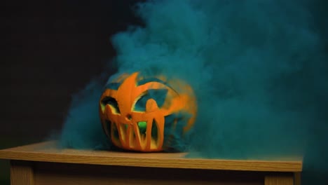 calabaza tallada aterradora para halloween tiene un humo espeso que sale de los agujeros en cámara lenta