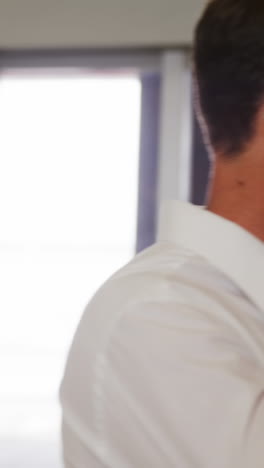 hombre hablando por teléfono móvil