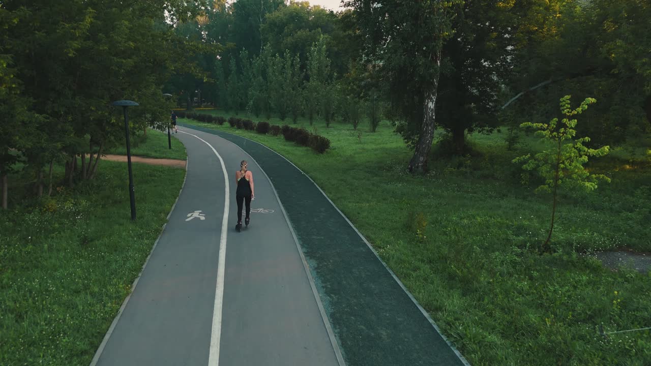 공원 에서 롤러 스케이트 를 타고 있는 여자