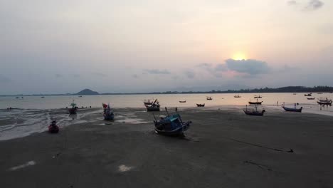 Antena:-Lindos-Barcos-De-Pesca-Varados-En-La-Marea-Baja-En-La-Costa-Al-Amanecer