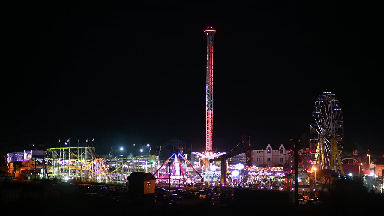 야간 놀이 공원의 풍경, 페리스  및 기타 형태의 엔터테인먼트