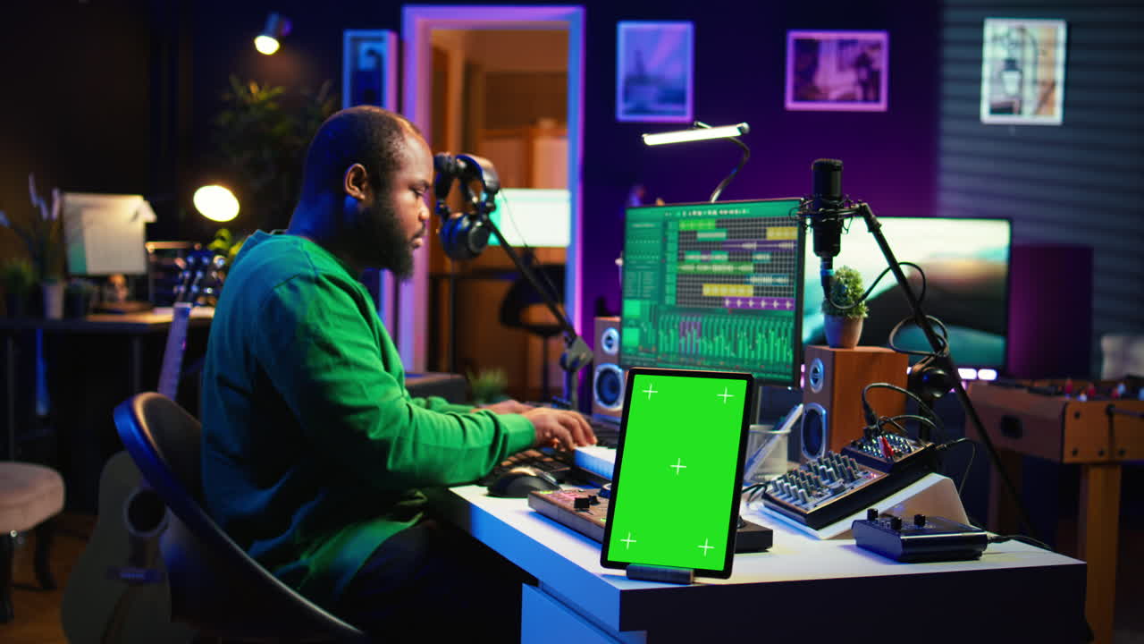 compositor editando sus archivos de audio y grabaciones en el software daw