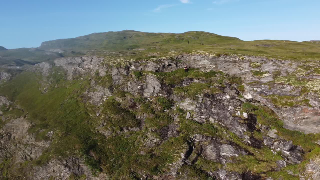 el hombre está atrapado en una ladera empinada y no puede