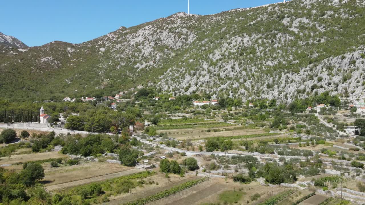 Un decollo aereo su un paesaggio bruciato dal sole nel Carso dalmata, villaggio di Seoca, Omis, Croazia