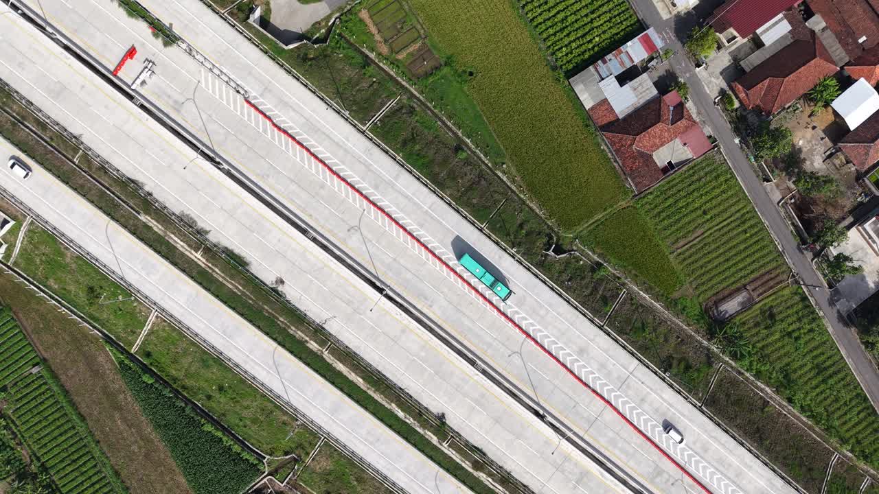 드론으로 촬영한 톨게이트를 지나가는 자동차들의 모습