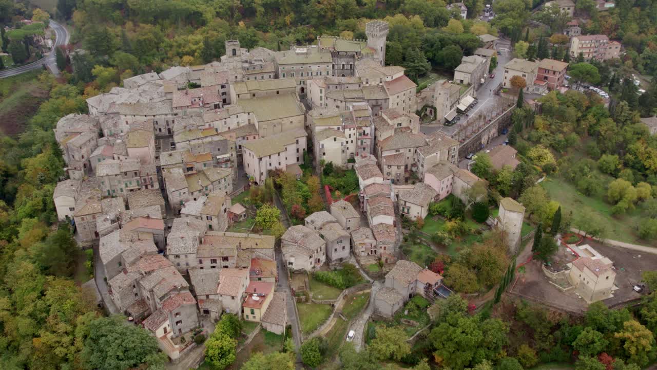 Architecture médiévale et église romaine à San Casciano dei Bagni, Toscane, Italie