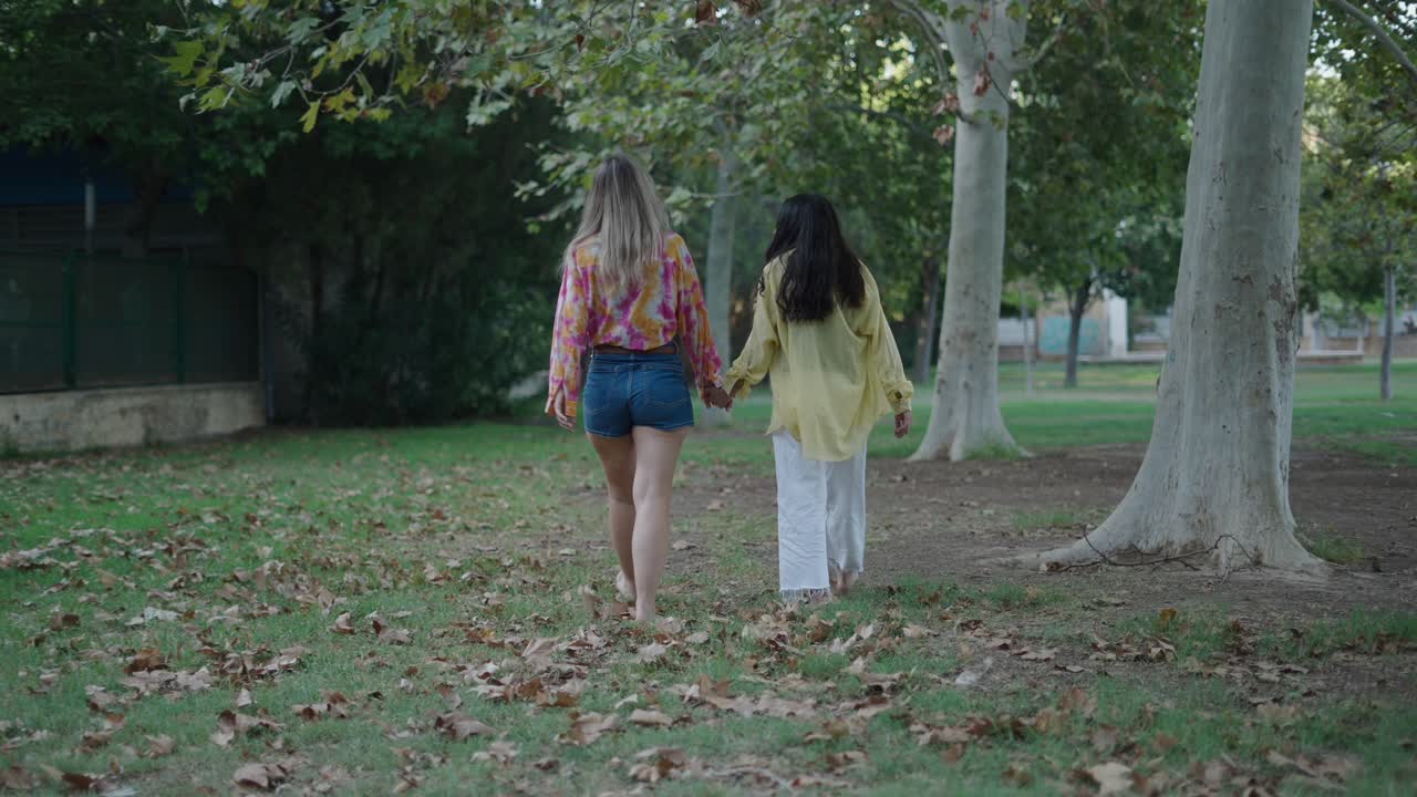 공원에서 손잡고 는 부부