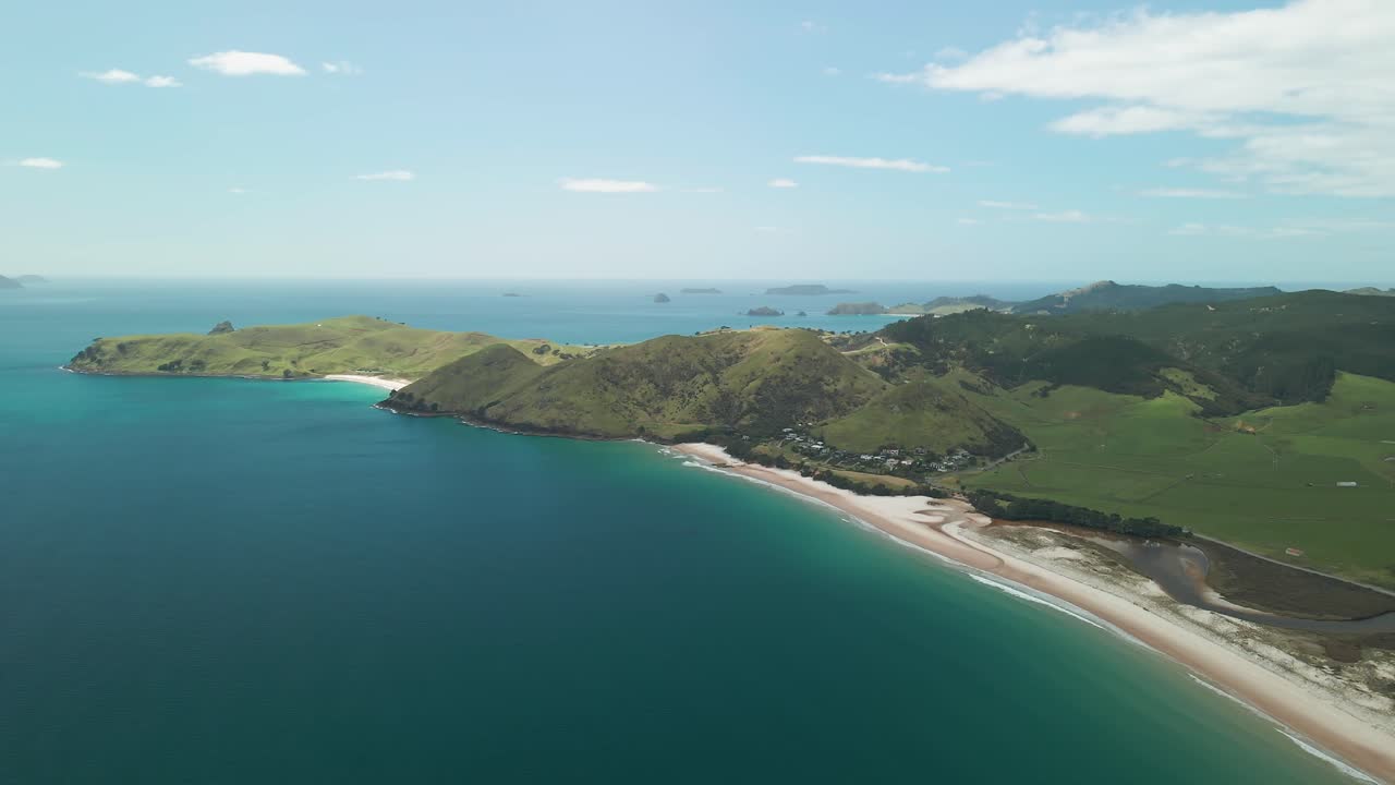 동해안 파도 위의 경치 좋은 드론 비행