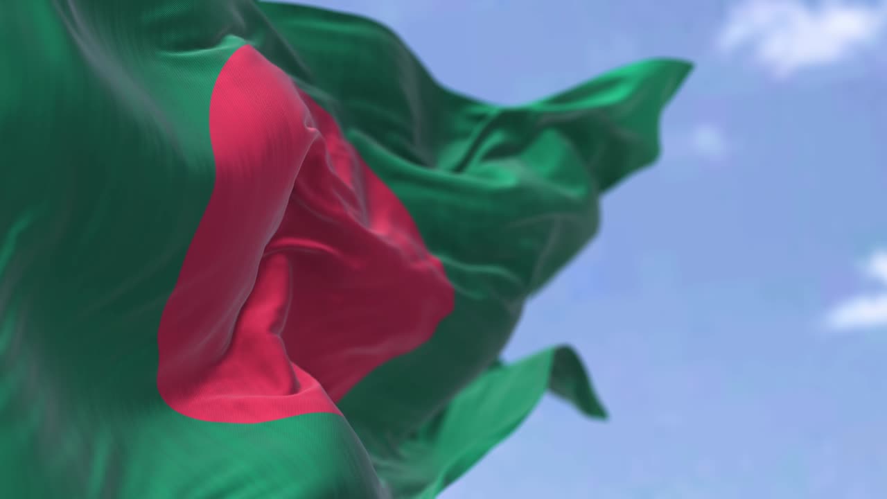detalle de la bandera nacional de bangladesh ondeando en el viento en un día despejado