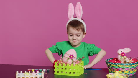 Niño-Sonriente-Alegre-Decorando-Cestas-Y-Arreglos-Para-El-Domingo-De-Pascua