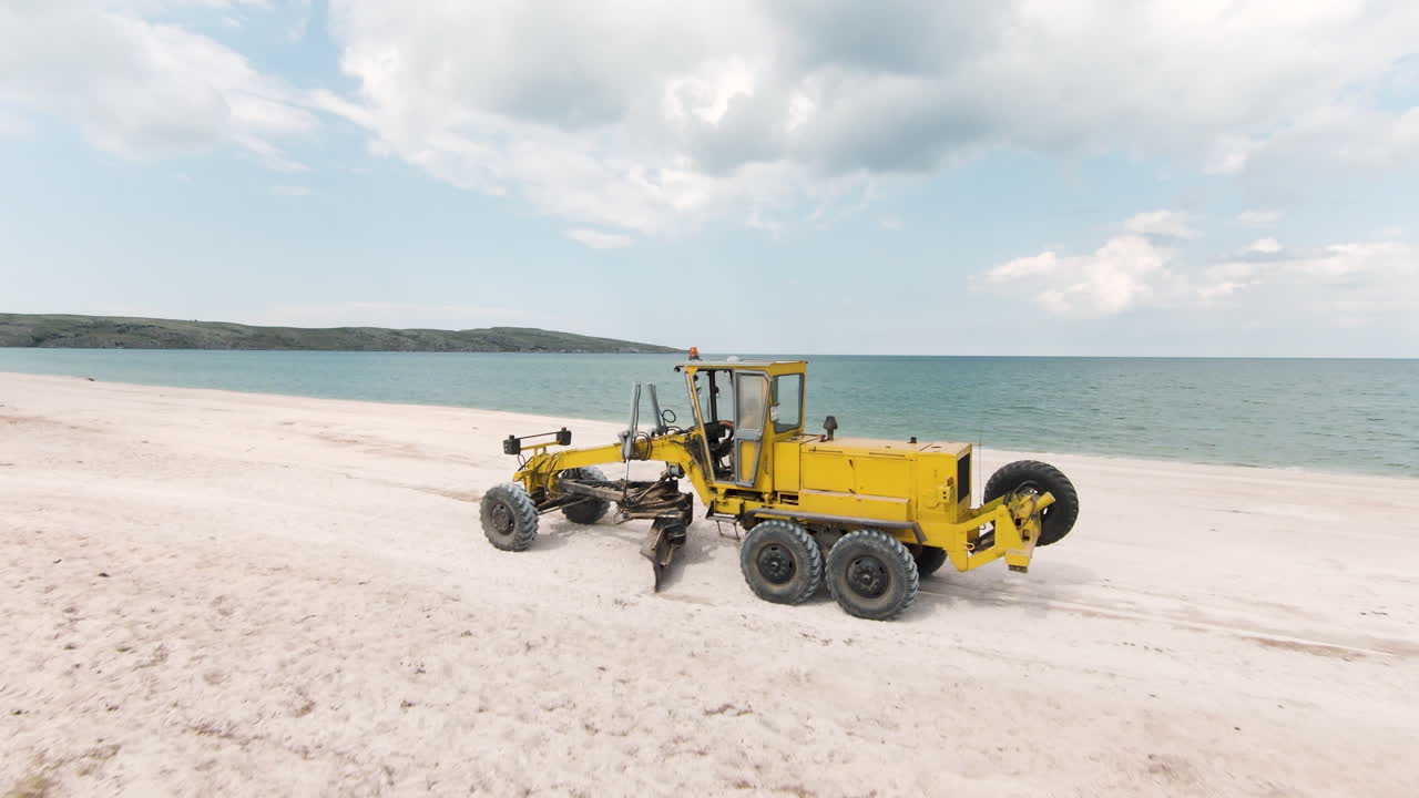 grader amarillo trabajando en la playa