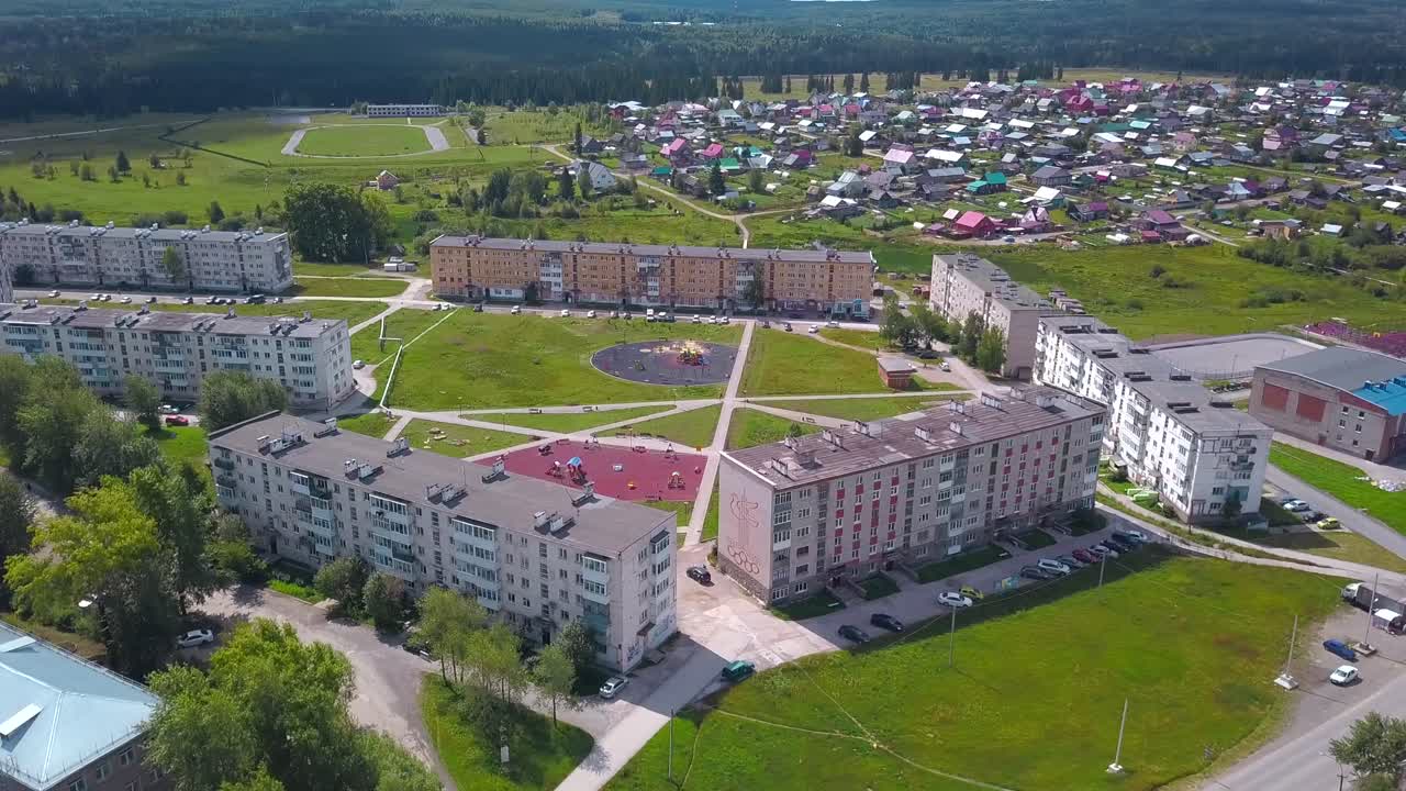 vista aérea de una pequeña ciudad con edificios de apartamentos y un parque