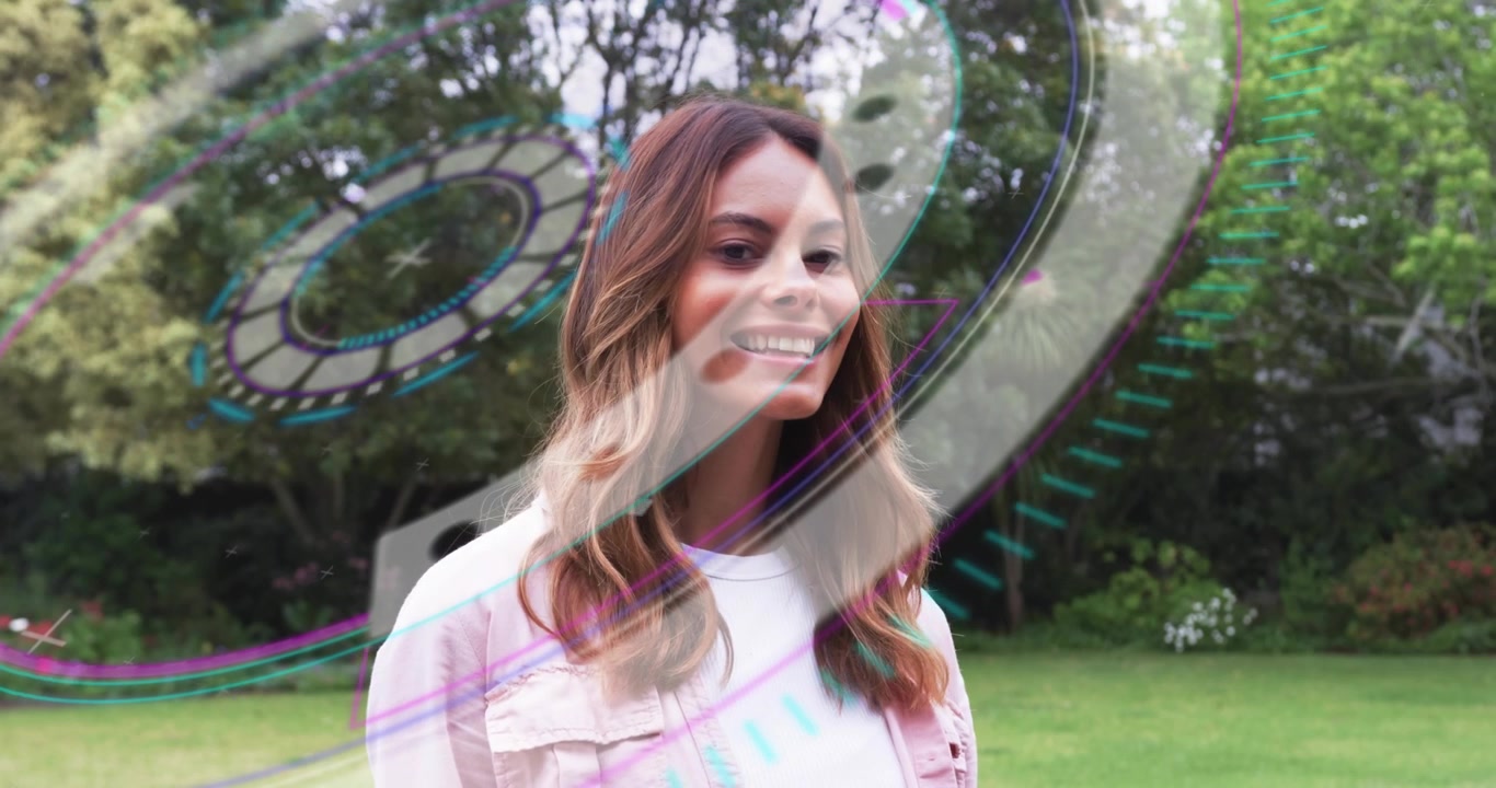Mujer en un jardín manteniendo la mirada y sonriendo, lo que provoca que anillos tecnológicos HUD se desvanezcan y giren alrededor de su torso.