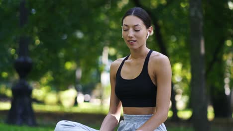 mujer meditando en un parque