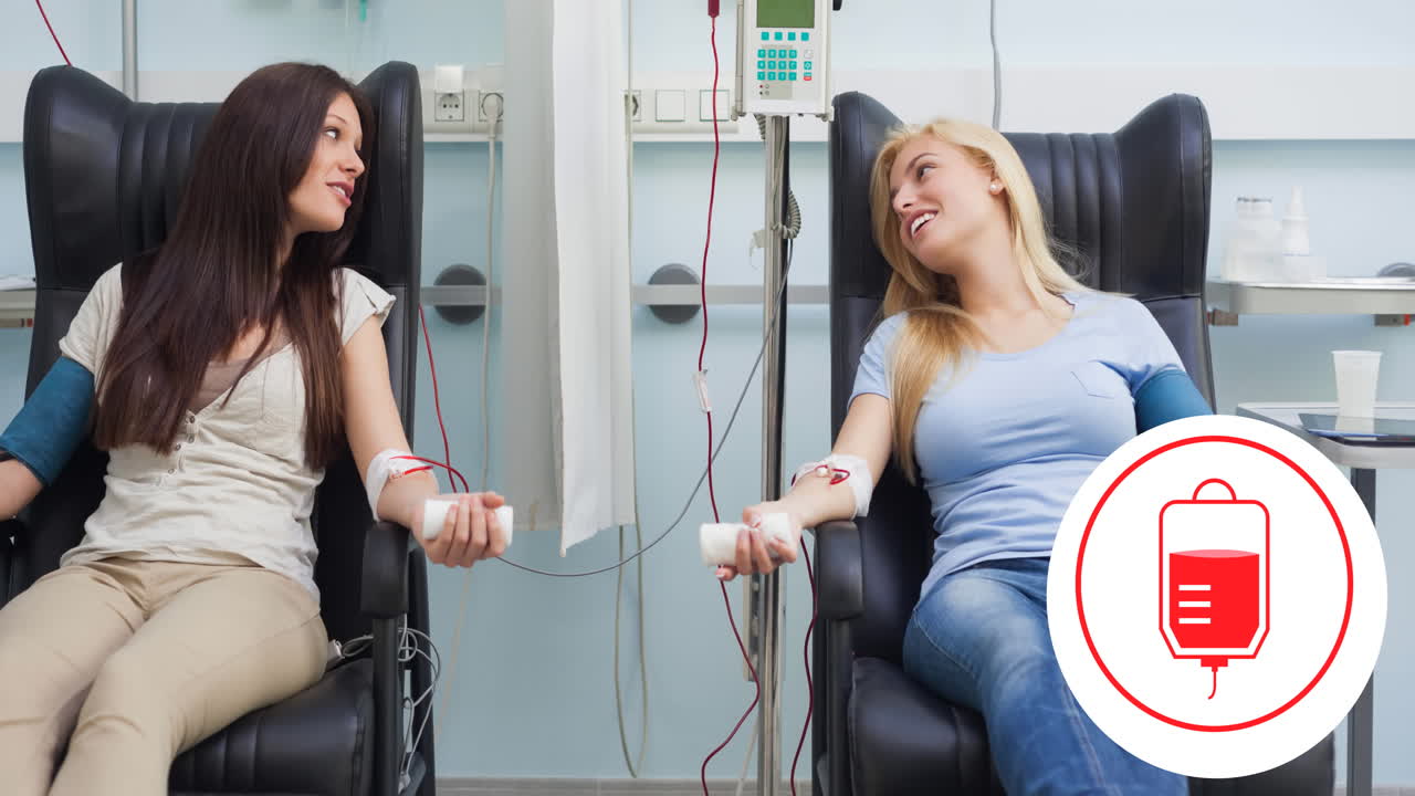 Animación de símbolo de bolsa de sangre, sobre dos donantes femeninas conversando mientras donan sangre