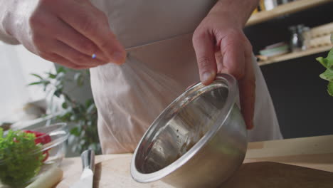 chef preparando el aderezo para ensalada
