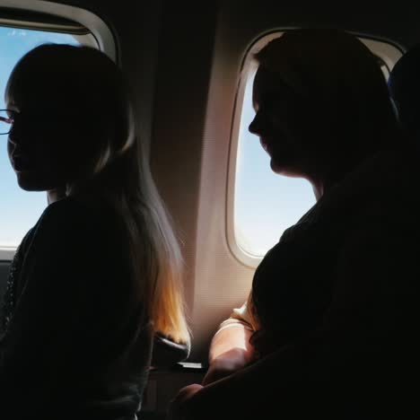 mama e hija en el avion