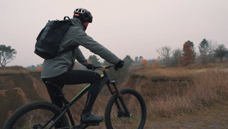 Athlet-Mann,-Der-Ein-Mountainbike-Auf-Dem-Hügel-Fährt