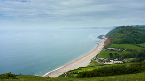 Timelapse-Panorámico-De-Branscombe-Beach-Y-Acantilados-En-Devon,-Inglaterra,-Reino-Unido