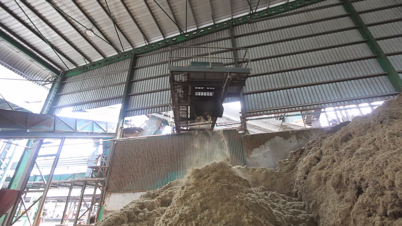 máquina de producción trabajando y produciendo aceite de palma en una gran fábrica en malasia