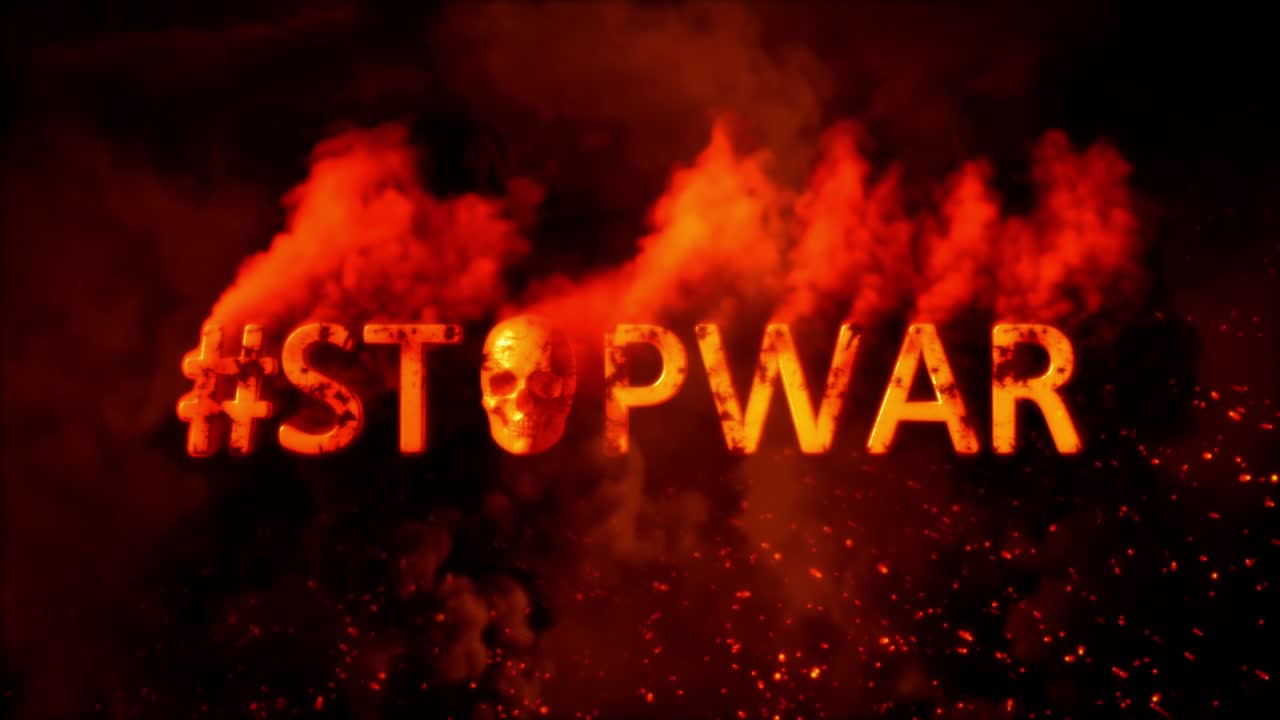 불타는 배경에 무서운 인간의 두개골과 함께 텍스트 스워 - 루프 비디오