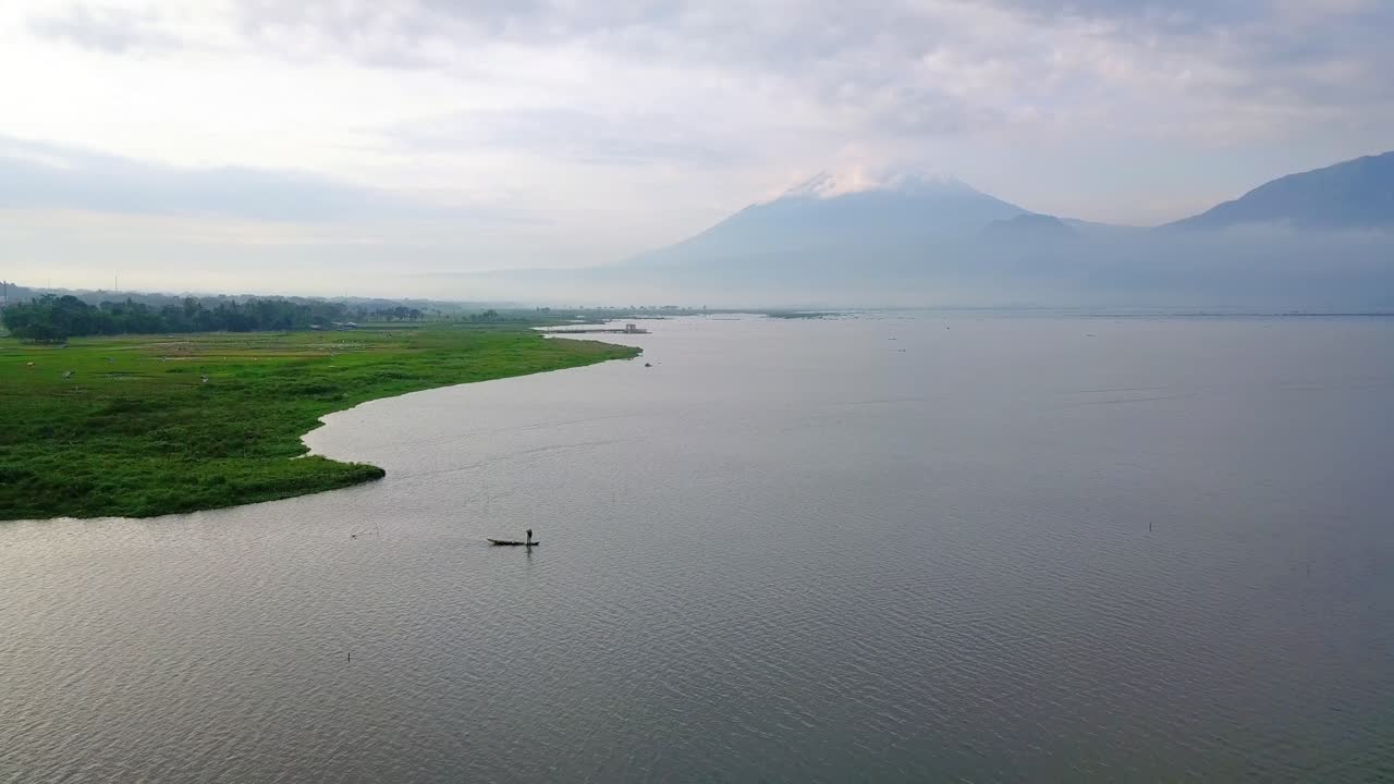 vista aérea de un pescador con un bote de madera estaba en el lago para pescar