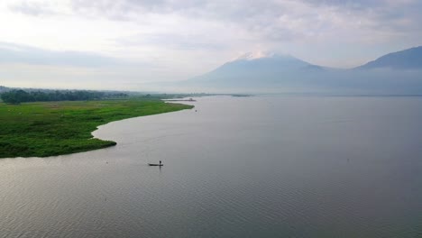 Vista-Aérea-De-Un-Pescador-Con-Un-Bote-De-Madera-Estaba-En-El-Lago-Para-Pescar