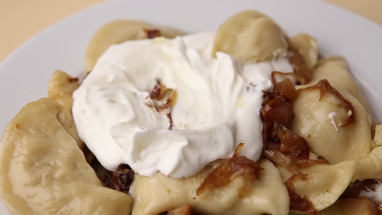 Pierogeja smetanan ja sipulin kera