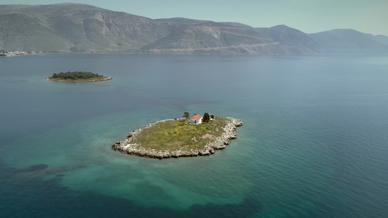 vista aérea de la isla de san atanasio en el golfo de corinto, grecia.