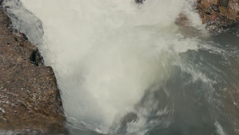 Wasserfall-Auf-Einem-Felsigen-Fluss-In-Japan