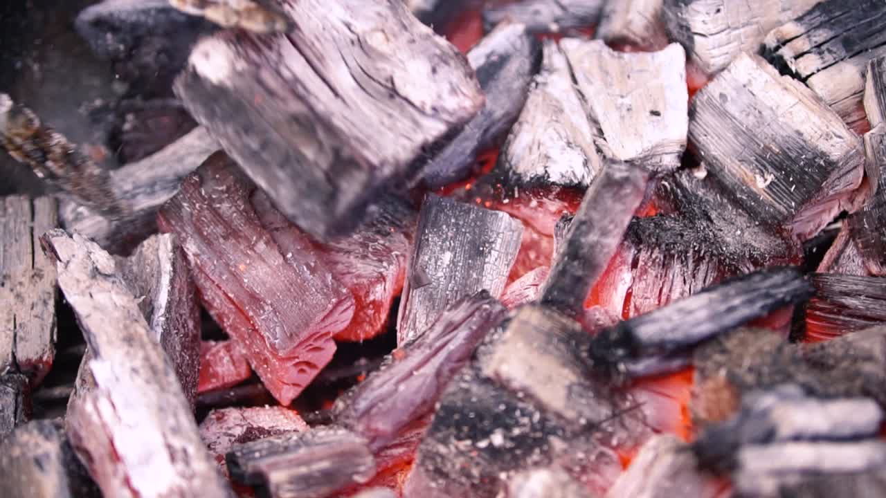 parrilla de carbón con pinzas