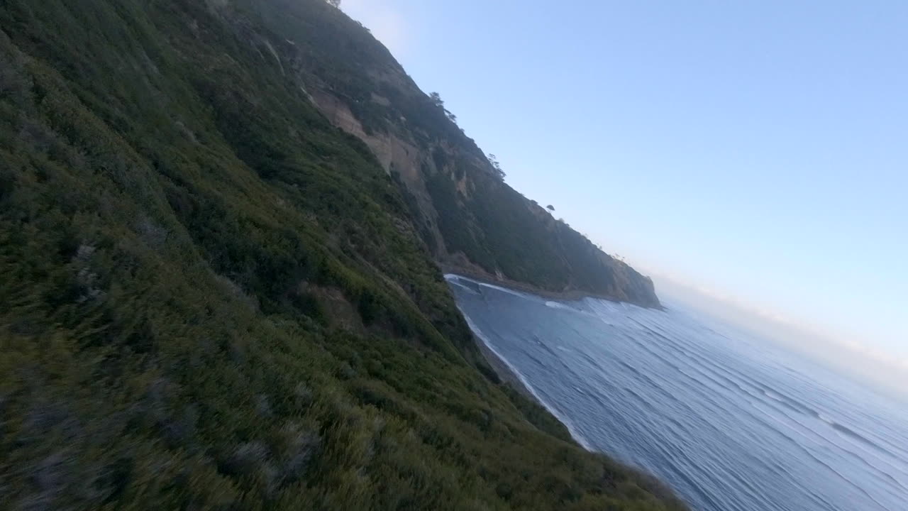 1인칭 레이싱 드론으로 해변이 내려다보이는 절벽을 따라 풍경의 윤곽을 따라가기