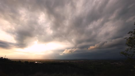puesta de sol panorámica sobre la tierra con clima variable y nubes móviles