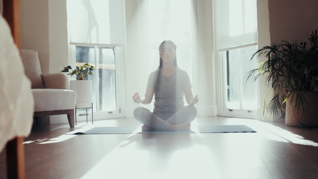 Yoga, mattina tranquilla e donna in casa