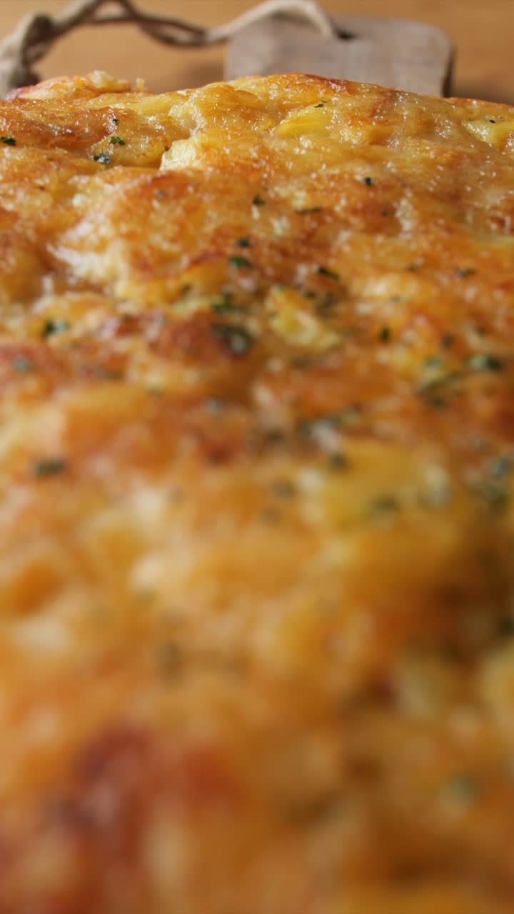 Ripresa con carrello in movimento di frika, frittata tipica della Slovenia, profondità di campo ridotta, verticale