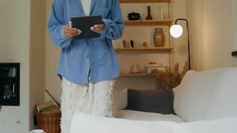 mujer y chica relajándose en el sofá