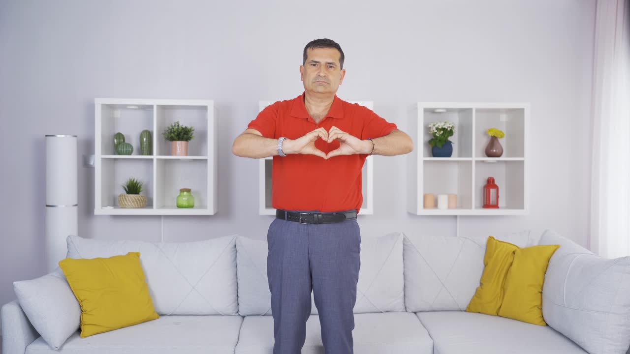 ⁇ 은이가 카메라를 위해 심장을 만들고 있어요.