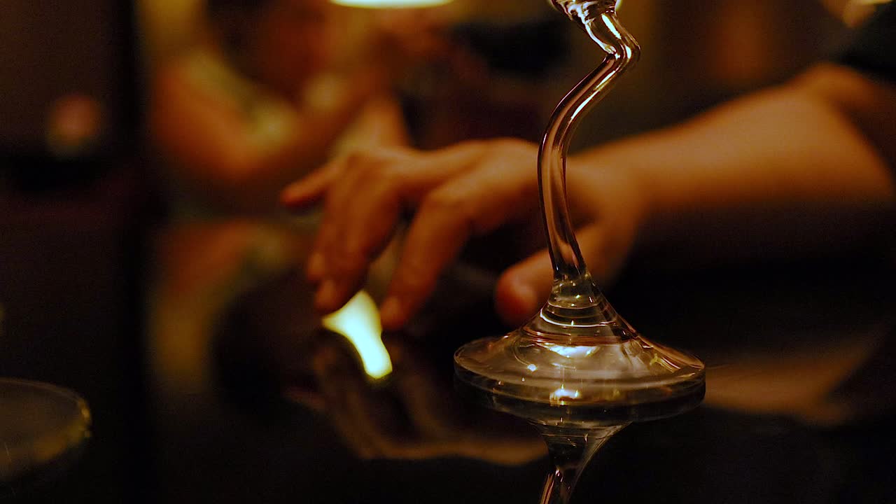 반사 유리 물체와 상호 작용하는 손