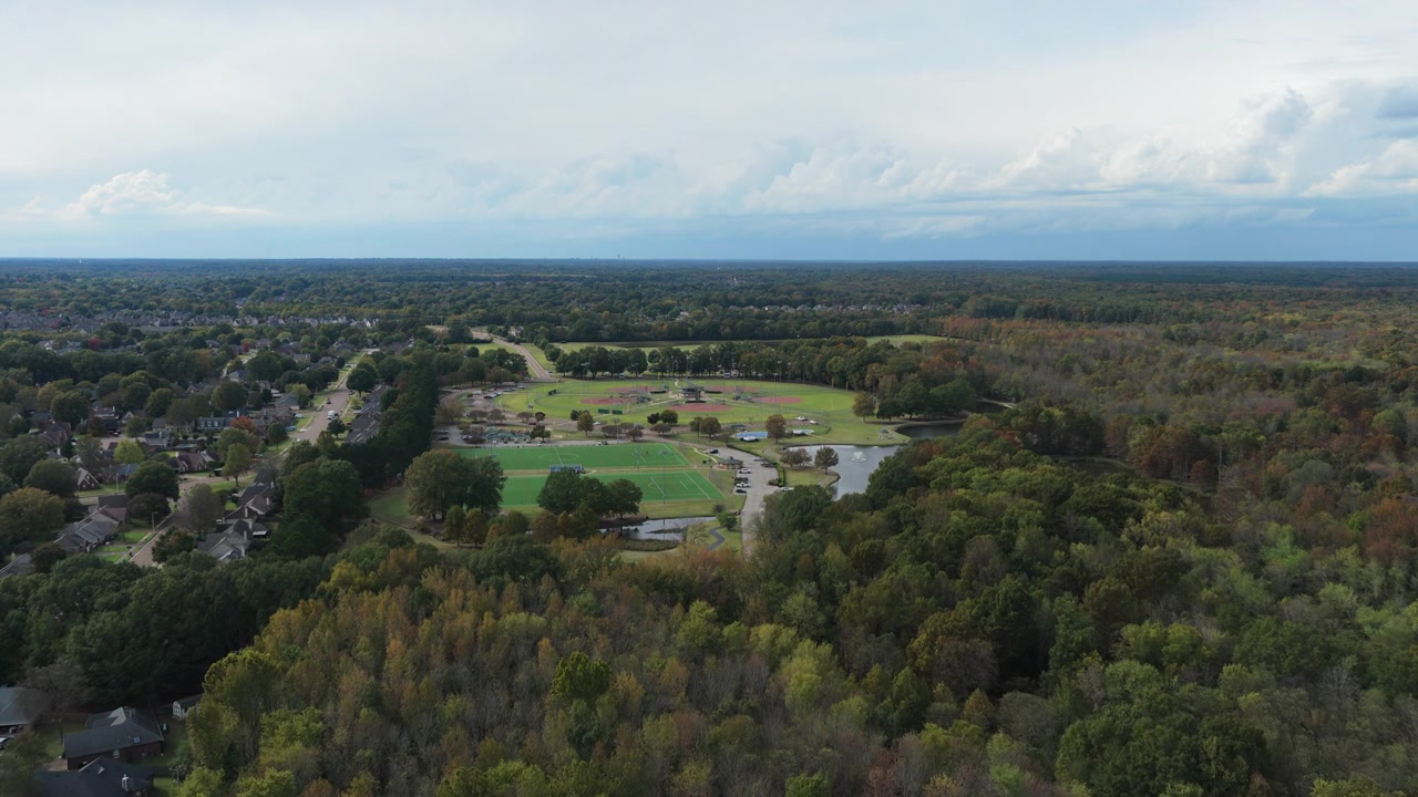 Vista Aerea Panoramica del W.C. Johnson Park, Parco Cittadino a Collierville, Tennessee, USA
