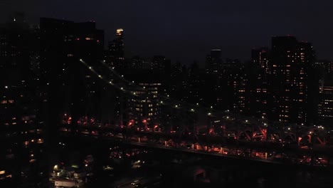 luftaufnahme rückt in der dämmerung näher an die queensboro 59th street bridge in new york city heran